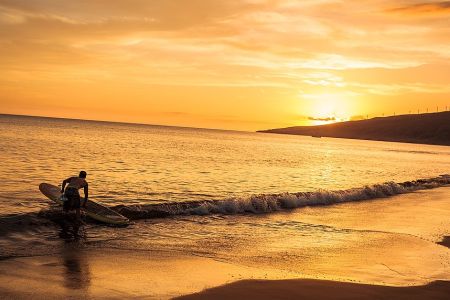 Getting_ready_for_sunset_stand_up_paddle_boarding_(8616936712).jpg